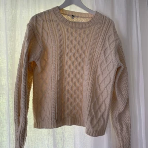 Beige stickad tröja från Uniqlo - Kabelstickad beige tröja från Uniqlo i storlek S. pris kan diskuteras!