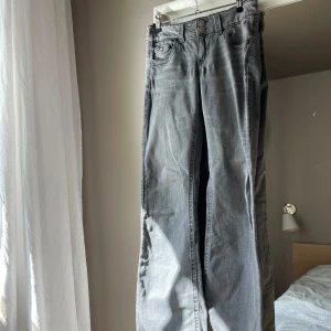Grå bootcut jeans Gina Tricot 158 - As snygga gråa jeans med bootcut och lågmidjade. Dom ser lite pösiga ut på bilden men sitter väldigt snyggt på. Storlek 158, skulle säga att dem är lite större i storleken. 💗pris går att diskutera, skriv för fler bilder 💗