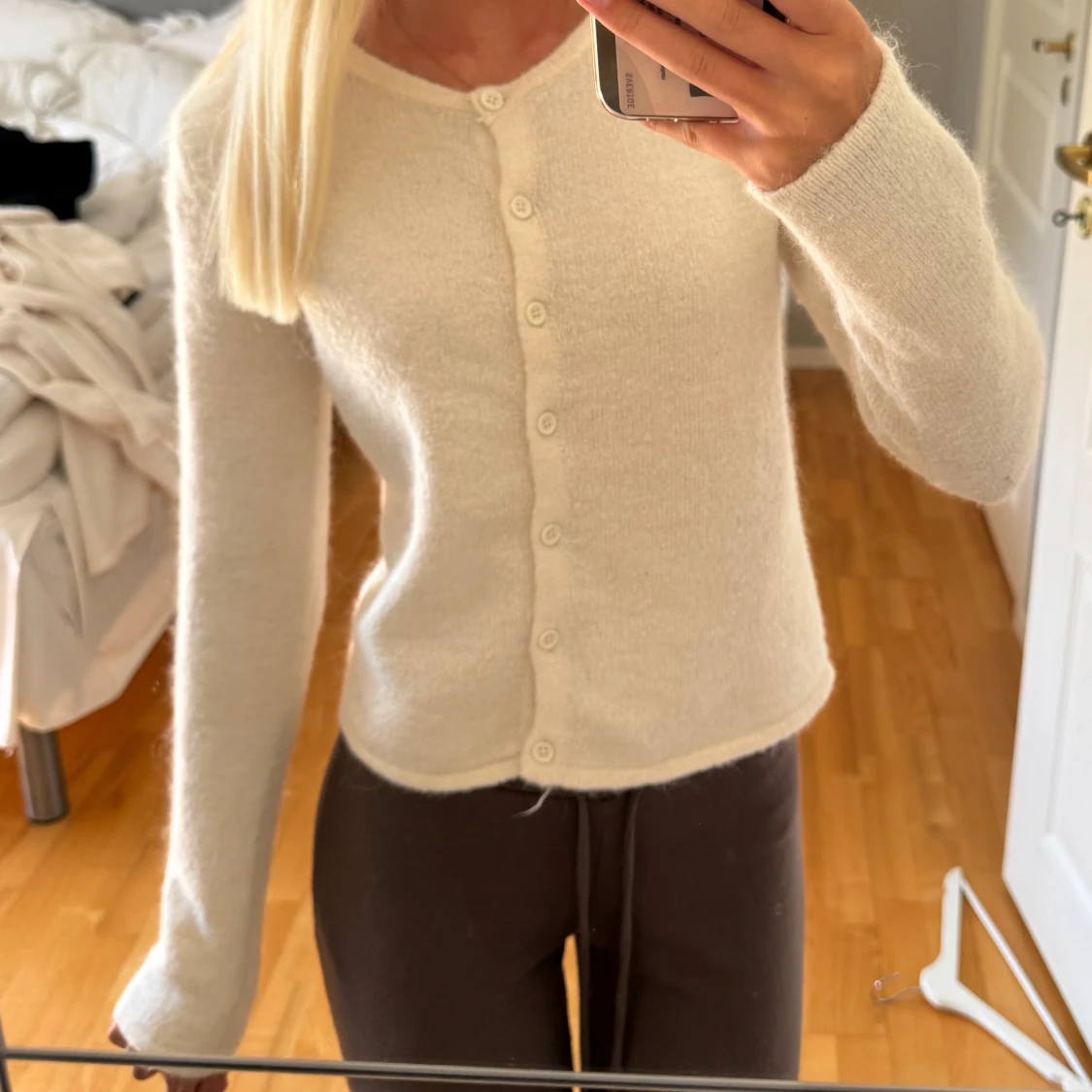 Krämvit stickad kofta med knappar