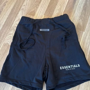 Essentials Shorts - Passar också på o sälja dessa shorts, inga defekter eller något bara rensar lite, Nypris 1100 typ. Ganska stora i storleken