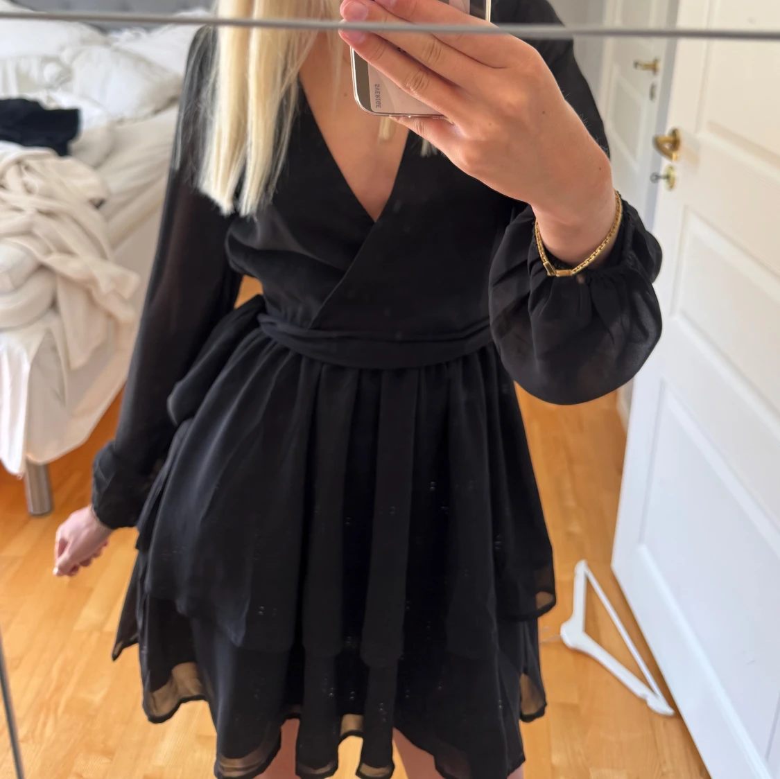 Svart omlottklänning från NA-KD