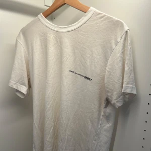 Vit t-shirt från Comme des Garçons - Riktigt stilren och enkel t shirt från Comme des Garcons, köpt i London på det kända Liberty Mall för cirka 1000kr🙌