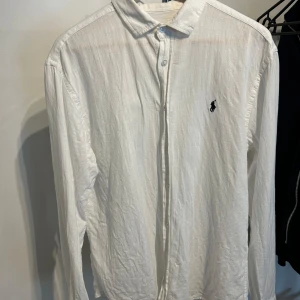Vit linneskjorta från Ralph Lauren - Storlek L