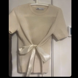 Populär Zara tröjan.  - Helt ny Zara tröjan som är väldigt populär fast denna är jätte fin beige färg och specielled designad! Jätte vacker verkligen 