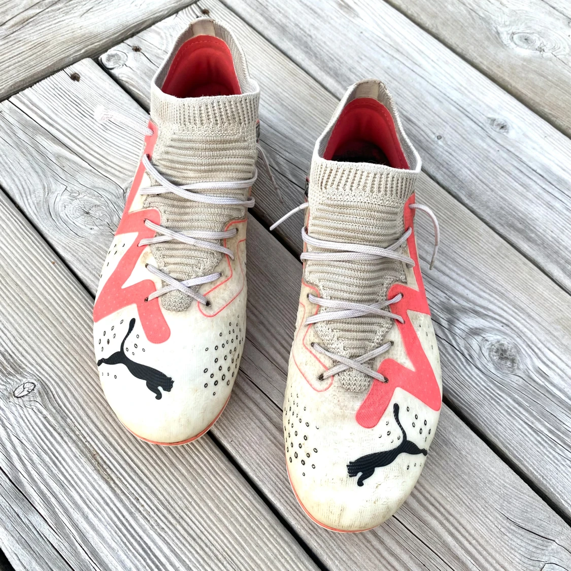 Puma fotbollsskor med röd detalj