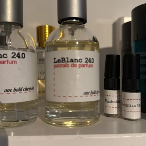 LeBlanc 240 parfym från One Bold Chemist - LeBlanc 240 extrakt de parfum från One Bold Chemist i en rund, transparent glasflaska med silverfärgad spraykork. Parfymen har en ljusgul ton och minimalistisk vit etikett med svart och röd text.