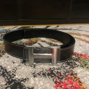 Svart bälte - Snyggt bälte som knappt använts otroligt bra skick och riktig snyggt 100 cm långt är det också