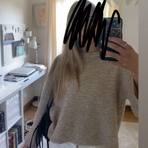 Beige stickad tröja med loose fit - Säljer en supermysig beige stickad tröja med loose passform och rund hals. Perfekt för dig som gillar chill och avslappnad stil. Tröjan har långa ärmar och är enkel att matcha med jeans eller kjol. Snygg och enkel basic som funkar året runt.