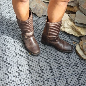 Bruna skinnboots från Vagabond - Snygga bruna boots i skinn med ett fint spänne på sidan. De har en robust sula. Passar perfekt till jeans eller skinnjacka. Stl 38. Det finns ett skavmärke på ena hälen. Vagabond.