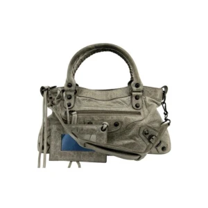 Balenciaga väska - The first olive grey från Balenciaga. Tagits väl hand om, använd fåtal gånger. Köpte för några år sen på MIINTO med äkthetsbevis osv. Kartongen jag fick den i har jag även kvar. Färgen är sällsynt och väldigt fin 💚