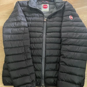 Colmar Jacka - Jacka från COLMAR. Använt men fint skick. Storlek 52, men passar en S/M Nypris 3 900kr. Köparen står för frakten. Pris kan diskuteras vid snabb affär.