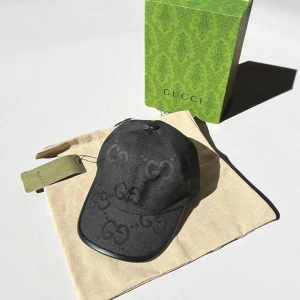 Svart keps från Gucci med GG-logga - Helt ny och oanvänd – med tags kvar! Notera: Endast tagsen på kepsen tillkommer.  Obs! Passformen på kepsen kan skilja sig från hur den ser ut på bilderna – förvänta dig därför inte exakt samma form.