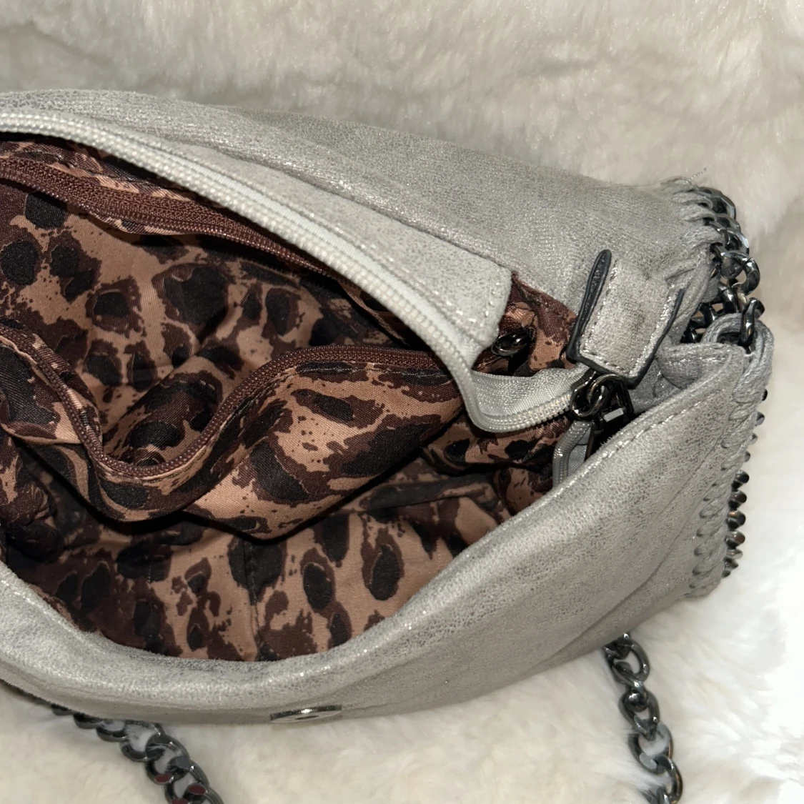 Grå axelväska med kedjedetaljer - 1