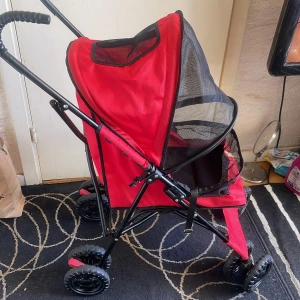 Hundvagn - Jätte bra hundvagn passar små hundar men även lagom hundar jag säljer den för att jag inte använder den så mycket eftersom min hund har blivit avliden