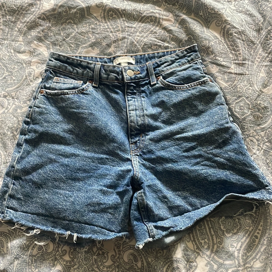 Blå högmidjade jeansshorts från H&M