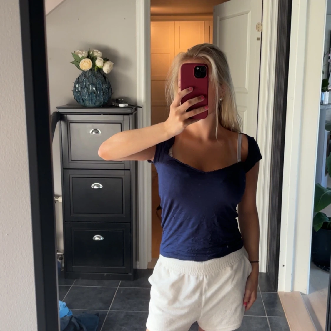 Mörkblå t-shirt med v-ringning