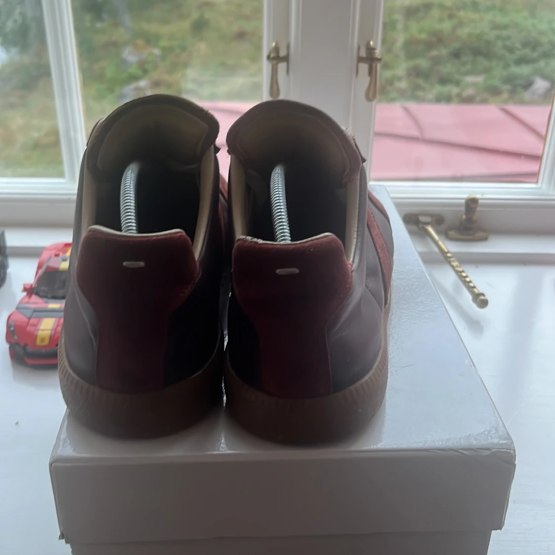 Bruna sneakers med mockadetaljer - 1