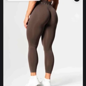 Bruna tights/leggings för träning - Säljer ett par bruna tights med hög midja, perfekta för gymmet eller löpning. De är tighta och sitter skönt mot kroppen, med stretchigt material som ger bra rörelsefrihet. Snygg passform som framhäver benen. Använd 3-4 gånger!💕