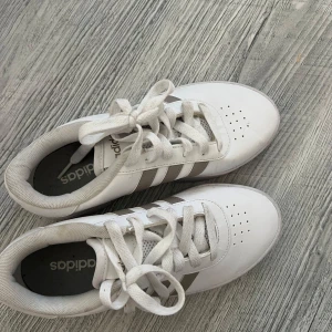 Vita Adidas sneakers med plattform - Skor från adidas använda 1 gång!