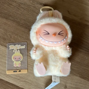 Pop Mart Labubu (sisi)  - Super fin Labubu i jättebra skick! Den är äkta och är köpt i en popmart butik i Frankrike. Ni kan se på bilderna att jag har lagt upp flera bilder som tyder på att den är äkta. Säljer denna nu för att jag känner att jag inte använder den, så jag tänkte att någon annan får större glädje av den:) skriv gärna om ni har prisförslag!