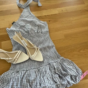 Klänning - Ballong klänning med halterneck🩶