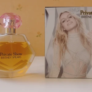  Britney Spears Private Show EdP 50 ml - Private Show av Britney Spears, en omtyckt parfym från henne med doftnoter av bl a kaffe, vispgrädde, klementin, dulce de leche och jasmin. Tillverkas inte längre. Se bilder för mängd kvar.