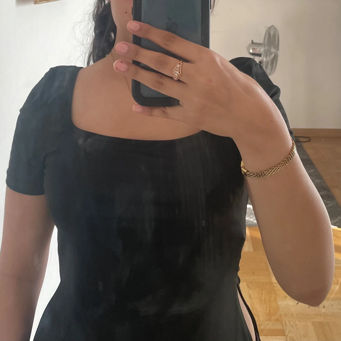 Svart tröja med fyrkantig hals