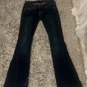 True religion jeans lowwaist - Säljer dessa true religion jeans i lowwaist, modellen Joey!💓Storlek 24, innerbenslängd ca 75cm💓
