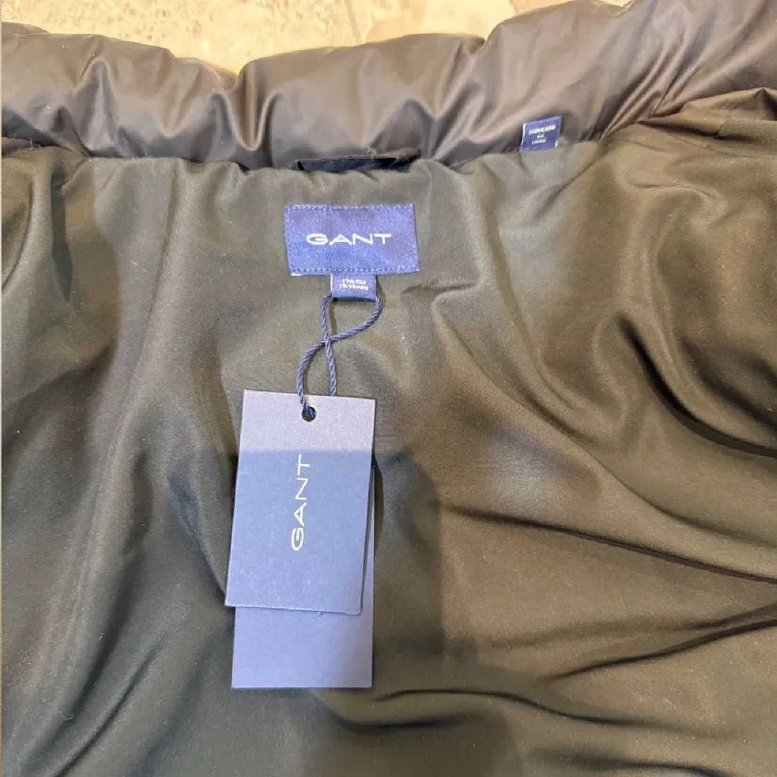 HELT NY Svart dunväst från GANT - 2