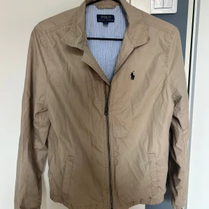 Ralph Lauren jacka - Jättefin Ralph Lauren jacka. Använd endast några gånger. Storlek 14-16, passar dig som är runt 160-170 lång.