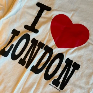 Vit I ❤️ London t-shirt - storlek M som passar både tjej och kille, köpt i London men aldrig använts, den är helt vit på baksidan. priset kan även diskuteras såklartt