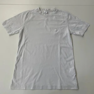 Vit t-shirt från Norse Projects - Säljer nu min feta Norse Projects t-shirt! Använd max 3-4 gånger. Nypris ca 1000kr.  Vid önskemål om fler bilder eller minsta fundering hör av dig.