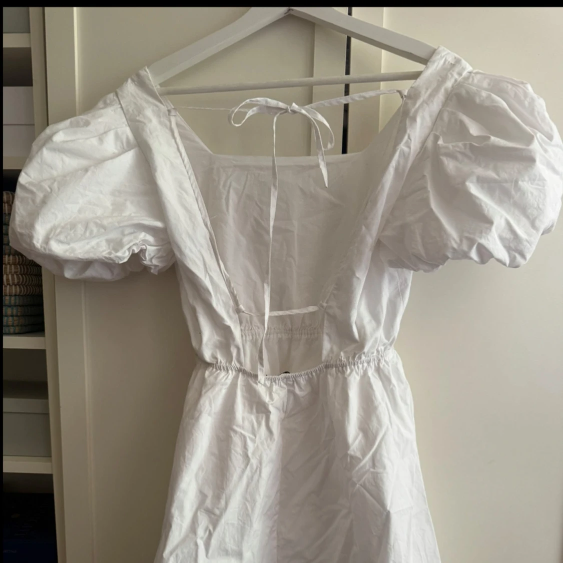 Vit kort klänning med puffärmar - 1