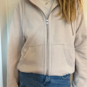 Rosa cip upp hoodie från hm - Supergullig ljusrosa cip upp hoodie i strl xs 