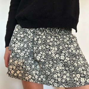 Svartvit blommig volangkjol från Zara - Supersöt kort kjol med blommor från Zara💞pris kan diskuteras 🌸aldrig använd