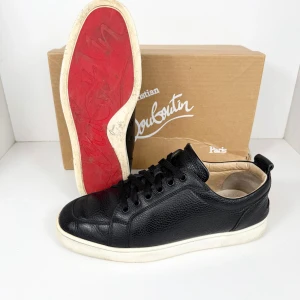 Christian Louboutin Rantulow Sneaker - Populära Christian Louboutin utan spikes. Box medföljer. Skick: 8/10, replacement innersoles. Retail: 8,000 SEK.