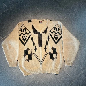 Beige stickad vintage tröja - En snygg stickad tröja.  Axelbredd: 65 cm Längd: 68 cm Pris går att diskutera!