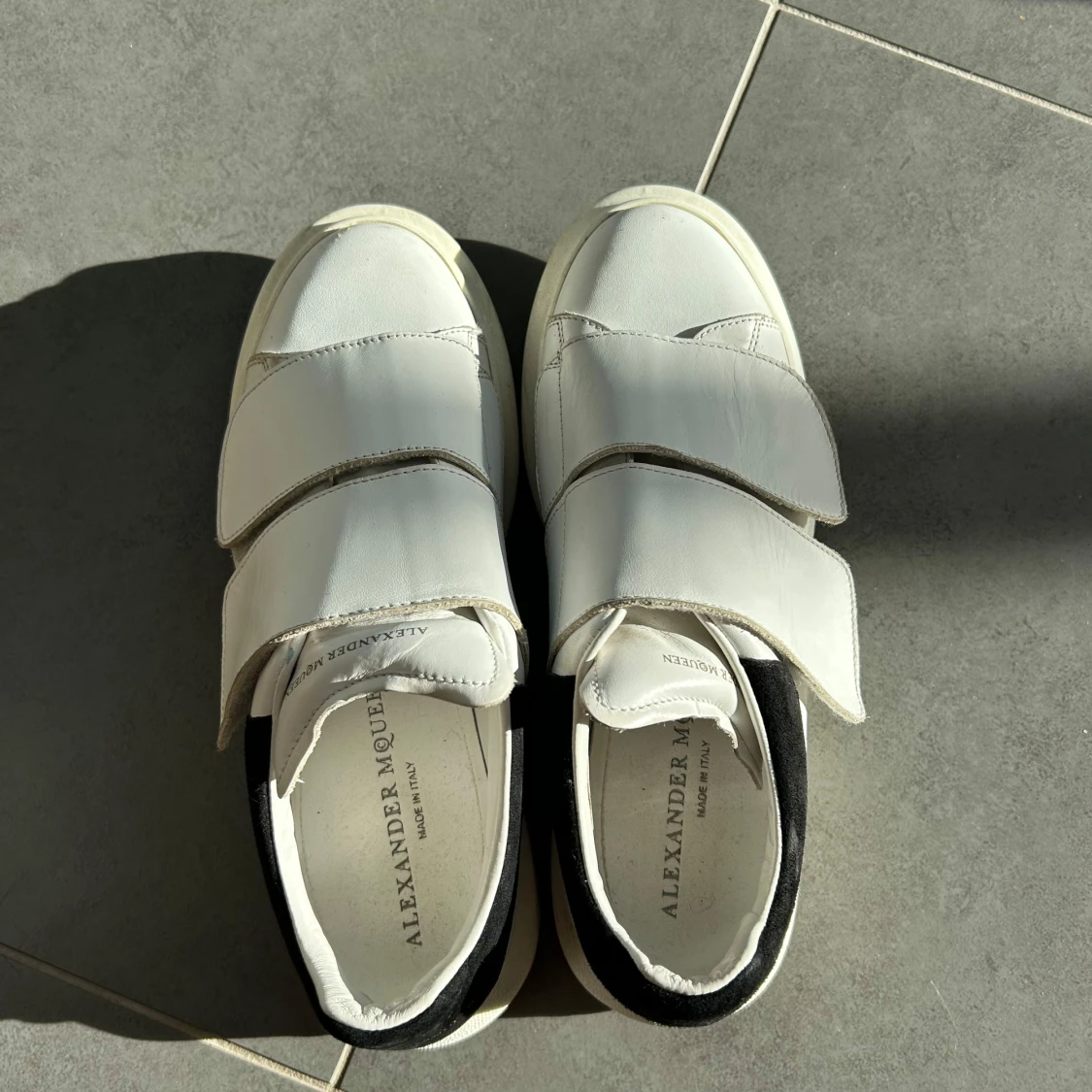 Alexander McQueen vita sneakers med kardborre - 3