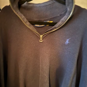 Mörkblå half zip tröja Polo Ralph Lauren - Snygg mörkblå tröja från Polo Ralph Lauren med half zip-dragkedja och broderad logga på bröstet.  Bra skick. Hör av er vid frågor!