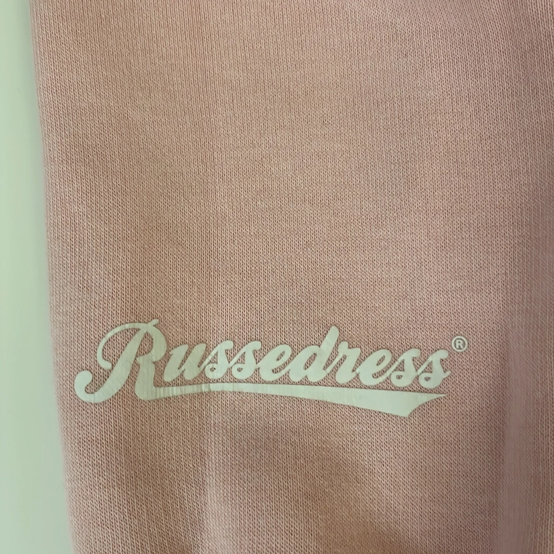 Ljusrosa hoodie från Russemerch - 3