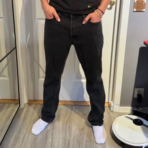 Svarta Jack and Jones jeans - Säljer ett par svarta jeans ifrån Jack and Jones som inte kommer till användning. Jeansen har en relaxed passform och är något lösare än regular. Storlek 32/34. Skriv vid frågor.