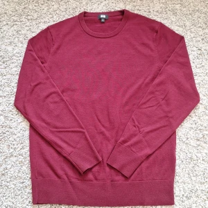 Vinröd stickat tröja från Uniqlo  - Vinröd stickat tröja från Uniqlo i storlek M med rund hals och långa ärmar. 100% Ull. Använd fåtal gånger och skicket är i princip som ny. Den har dock lite creasningar (som man kan se från bilderna) då den har legat i mitt garderob länge, men det går bort enkelt med lite strykjärn. Skick: 9/10