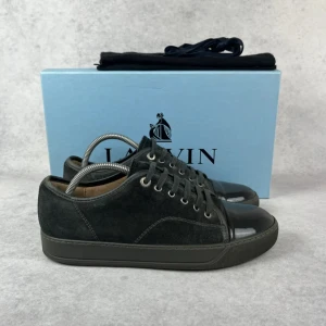 Lanvin DBB1 cap toe sneaker - – Condition: 8,5/10  - Size: 40/UK6  – What is included: Dustbag  – Retail price: 5000 + SEK  Please note that Lanvins fit big and our recommendation is to go one size down