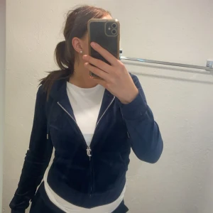  juicy couture  - Tröjan har S.