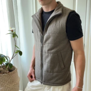 John Henric väst - Snygg beige quiltad väst från John Henric med hög krage och två sidofickor. Två dragkedjor, med sido fickorna har magneter i sig som får dom att sitta ihop väldigt najs. Modellen bär M och är 180,75 kg. Kom med frågor! Inga defekter. 