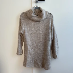 Stickad tröja/kort klänning - Kan användas både som en lång tröja eller kort klänning