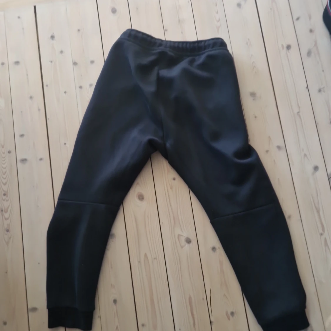 Svarta Nike tech fleece byxor XL kids - 1