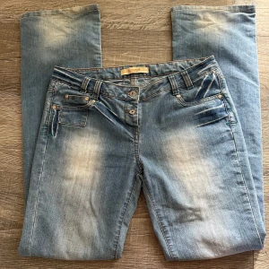Ljusblå low waist jeans med broderad bakficka - Snygga ljusblå och lågmidjade jeans från Veromoda. Klassisk femficksmodell med dubbla knappar i midjan och kontrastsömmar. Perfekta för en avslappnad look. Jag postar idag💖