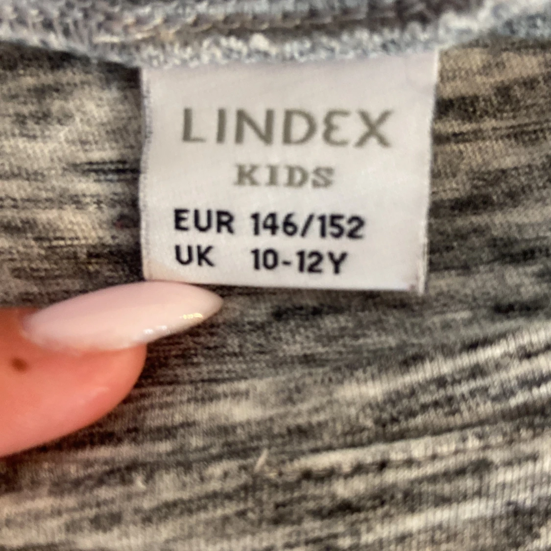 Grå t-shirt med text från Lindex - 2