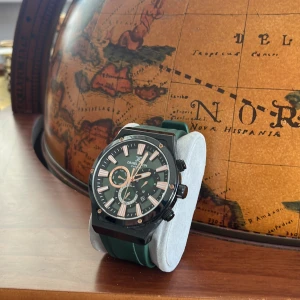 Grön Daniel Klein herrklocka - Snygg herrklocka från Daniel Klein med grön silikonrem och svart boett. Urtavlan är grön med roséguldfärgade detaljer och flera små urtavlor för extra funktioner. Klockan har en modern, sportig look och passar perfekt för dig som gillar stilrena accessoarer.